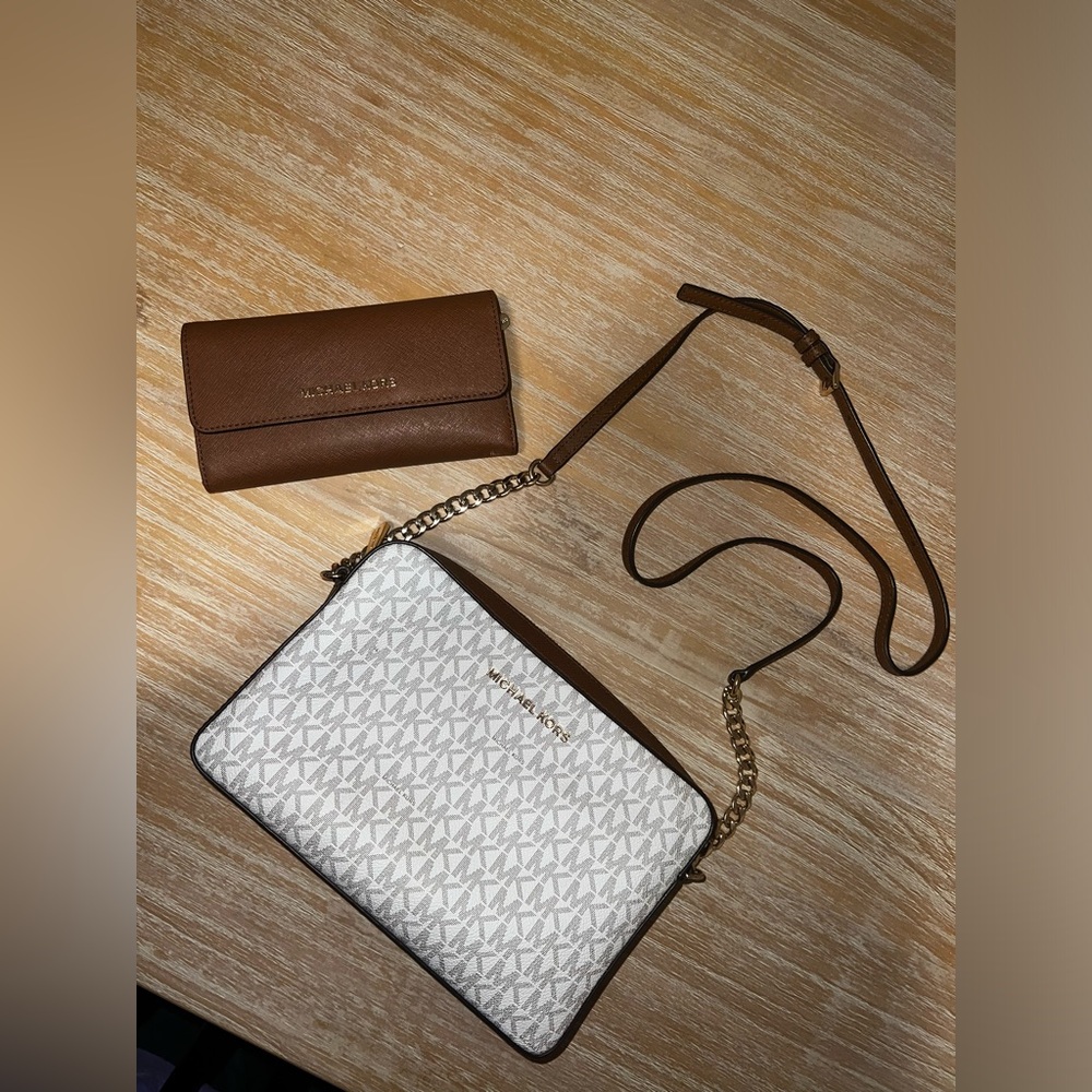 Michael Kors Wallet - Picture 4 of 8